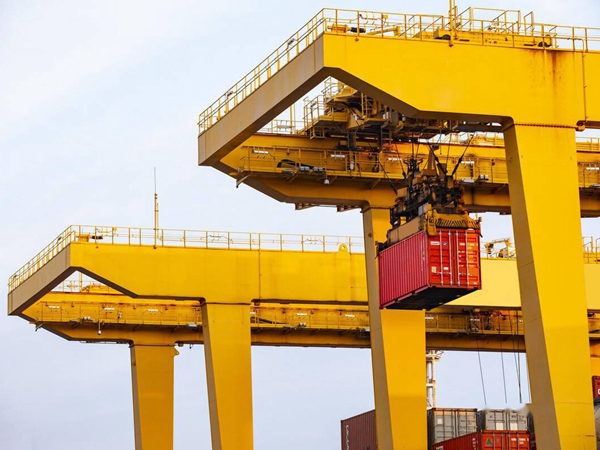 轮胎式集装箱龙门吊在铁路货场如何有效应用